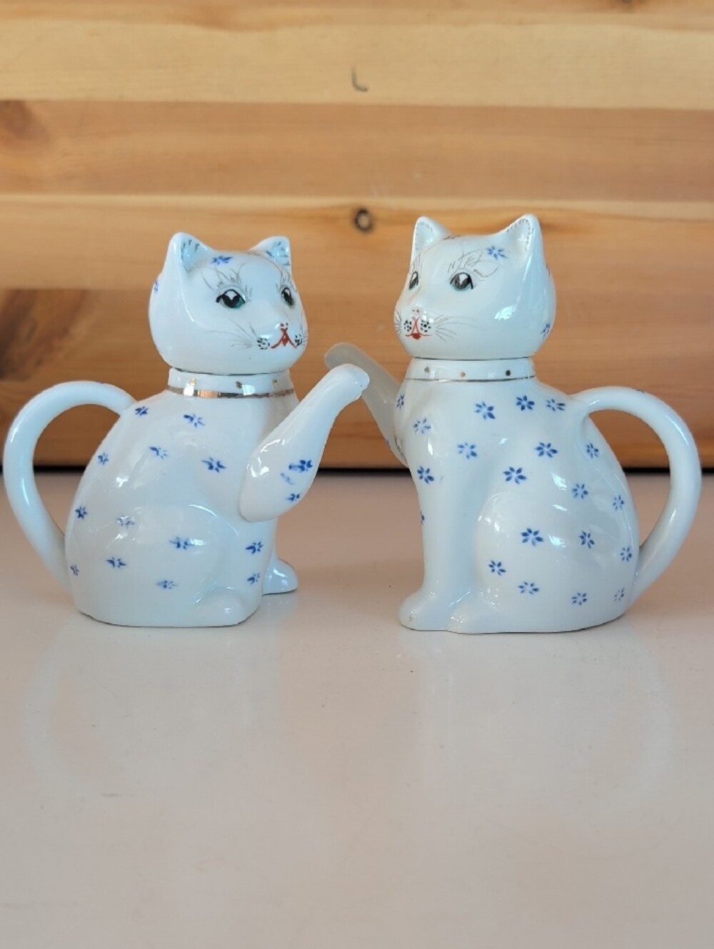 2 VTG piece of Cat, Teapot/Creamer with Blue Floral Accents.